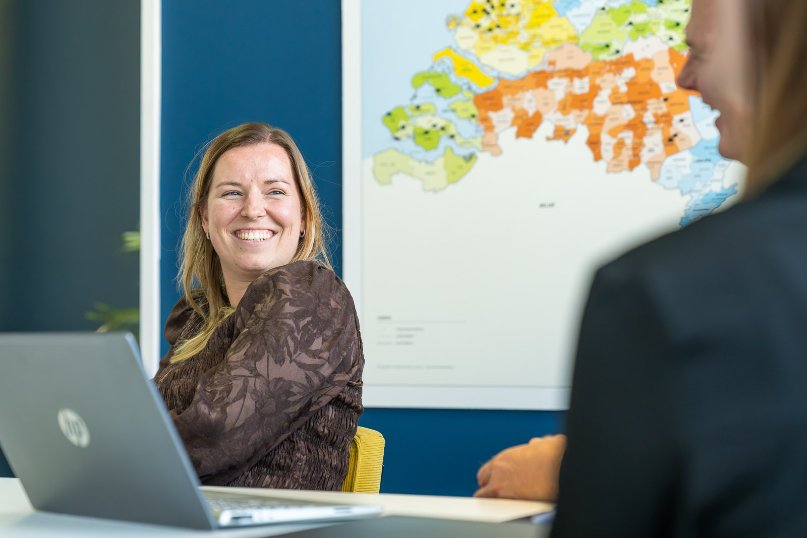 Lachende werknemer in overleg SDO Support