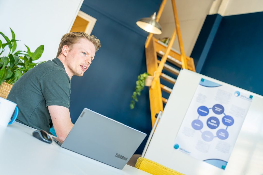 Werknemer sprekende in groepsoverleg SDO Support kantoor