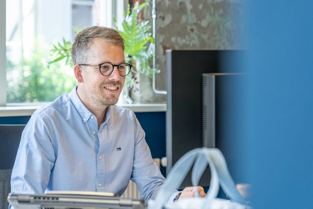 Administratie werknemer SDO Support met lach